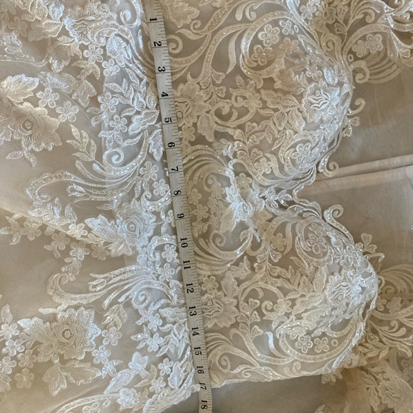 UNIQUE HIGH-LOW BRIDAL DRESS:14/16: - Picture 12 of 16